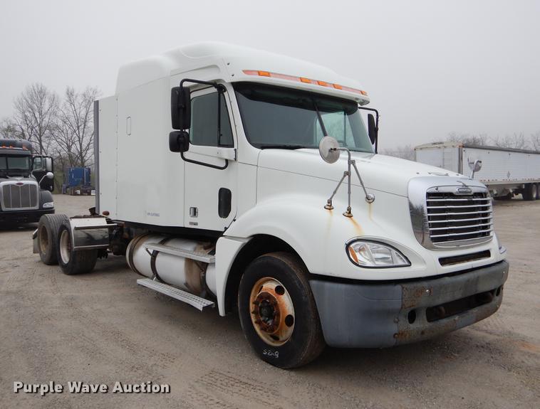 image for item EJ9917 2005 Freightliner Columbia semi truck