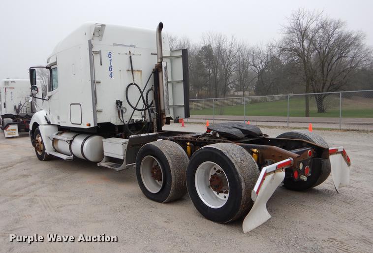 image for item EJ9917 2005 Freightliner Columbia semi truck