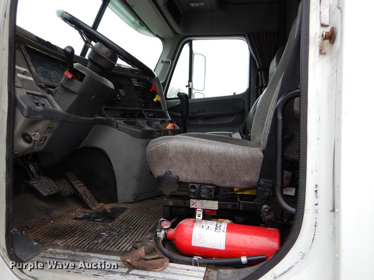 image for item EJ9917 2005 Freightliner Columbia semi truck