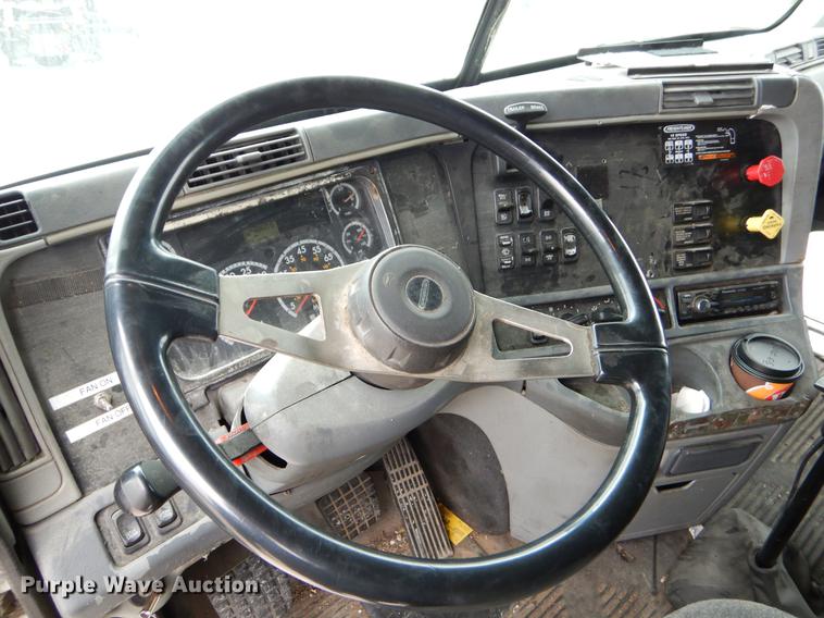 image for item EJ9917 2005 Freightliner Columbia semi truck