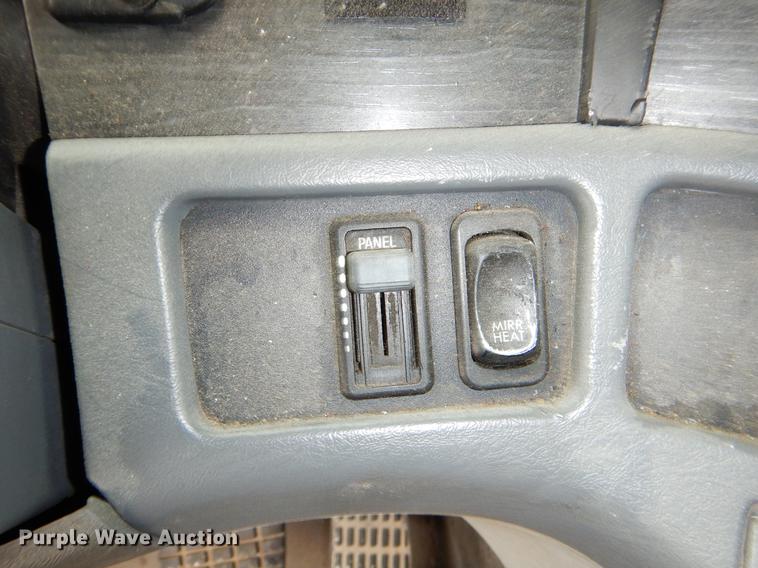 image for item EJ9917 2005 Freightliner Columbia semi truck