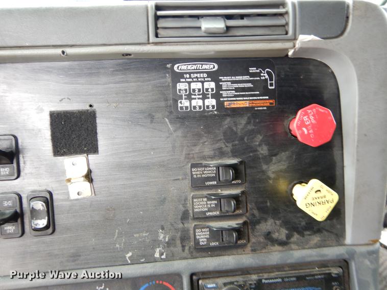 image for item EJ9917 2005 Freightliner Columbia semi truck