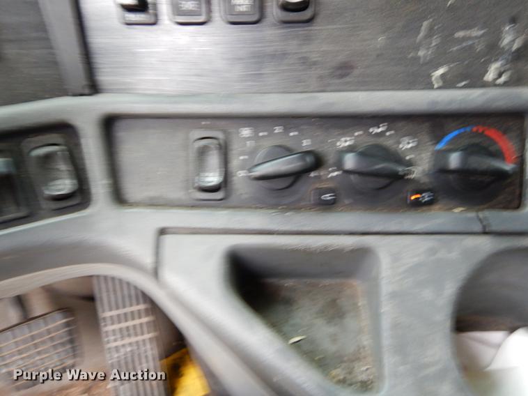 image for item EJ9917 2005 Freightliner Columbia semi truck