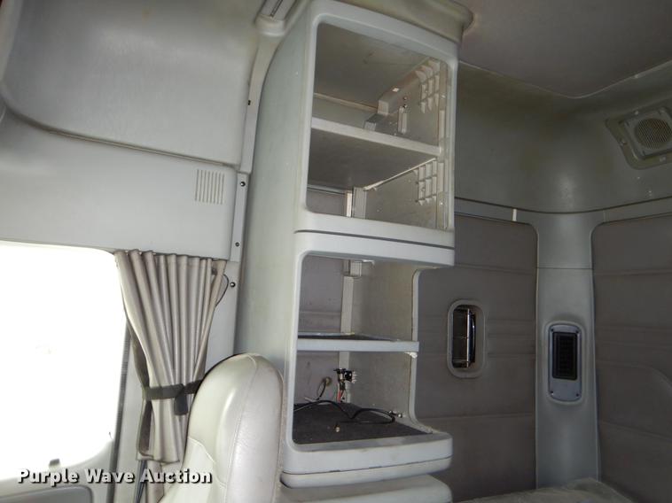 image for item EJ9917 2005 Freightliner Columbia semi truck