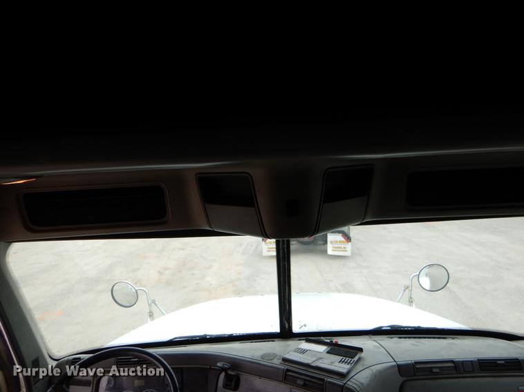 image for item EJ9917 2005 Freightliner Columbia semi truck