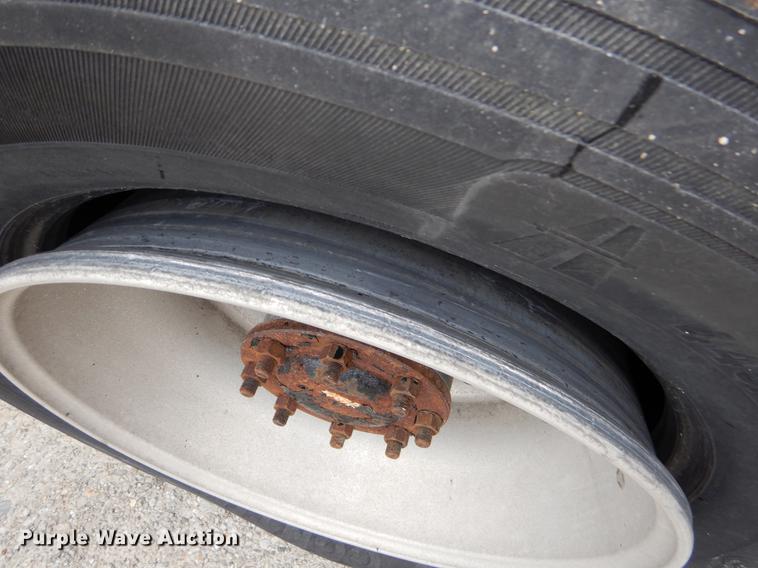 image for item EJ9917 2005 Freightliner Columbia semi truck