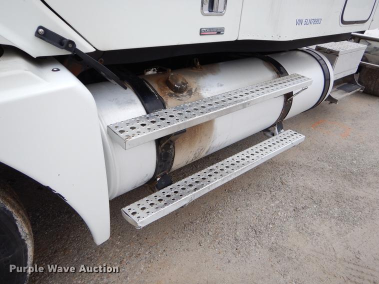 image for item EJ9917 2005 Freightliner Columbia semi truck