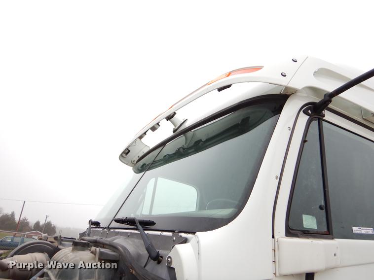 image for item EJ9917 2005 Freightliner Columbia semi truck