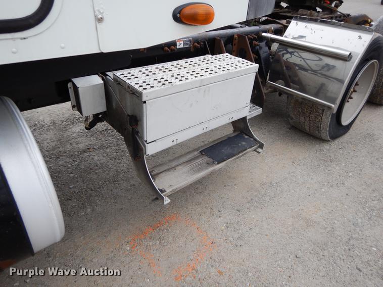 image for item EJ9917 2005 Freightliner Columbia semi truck