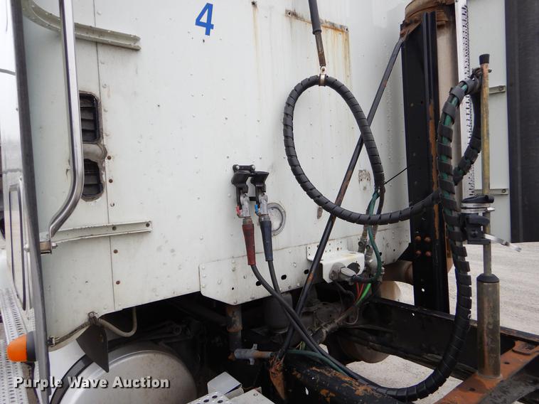 image for item EJ9917 2005 Freightliner Columbia semi truck