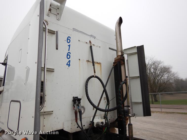 image for item EJ9917 2005 Freightliner Columbia semi truck