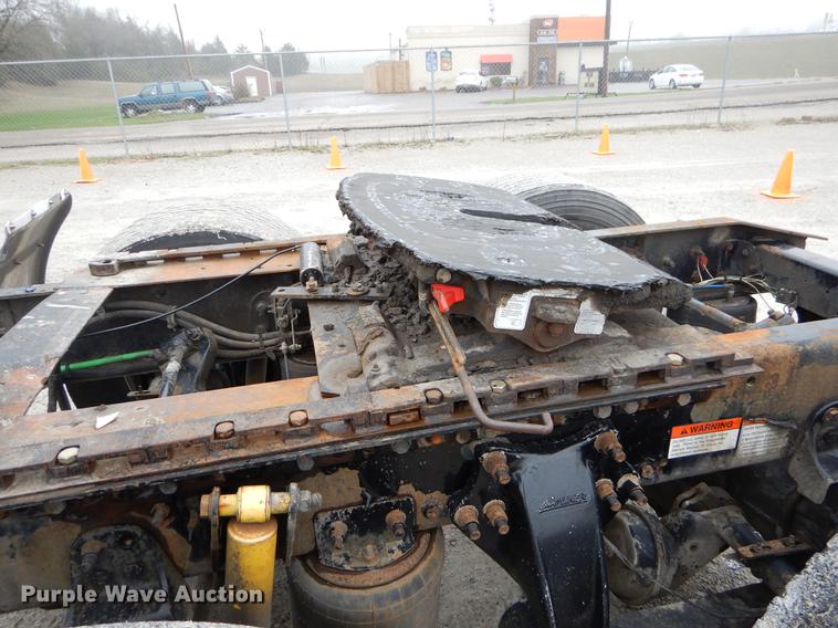 image for item EJ9917 2005 Freightliner Columbia semi truck