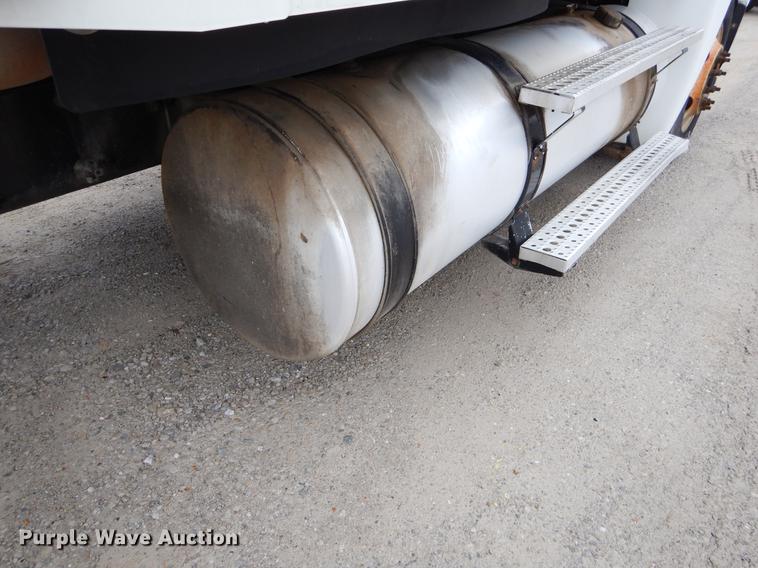 image for item EJ9917 2005 Freightliner Columbia semi truck