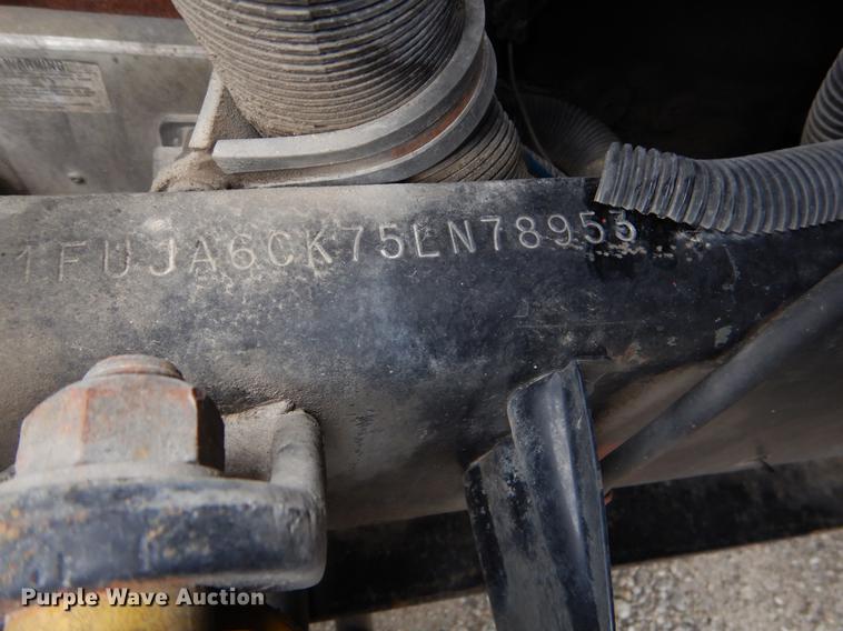 image for item EJ9917 2005 Freightliner Columbia semi truck