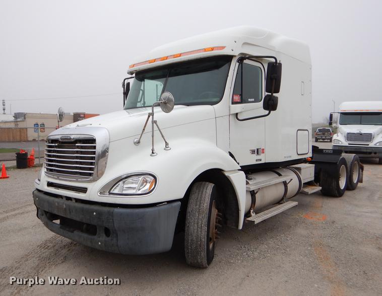 image for item EJ9918 2005 Freightliner Columbia semi truck