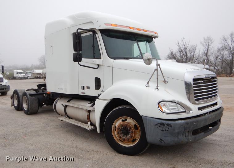 image for item EJ9918 2005 Freightliner Columbia semi truck
