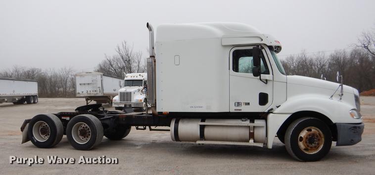image for item EJ9918 2005 Freightliner Columbia semi truck