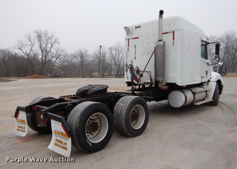 image for item EJ9918 2005 Freightliner Columbia semi truck