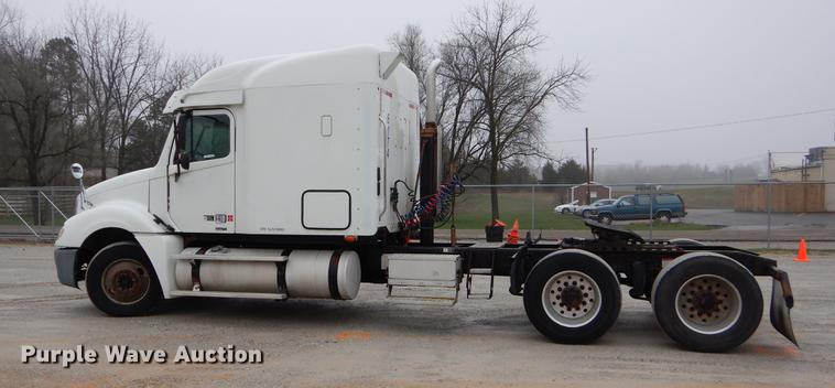 image for item EJ9918 2005 Freightliner Columbia semi truck
