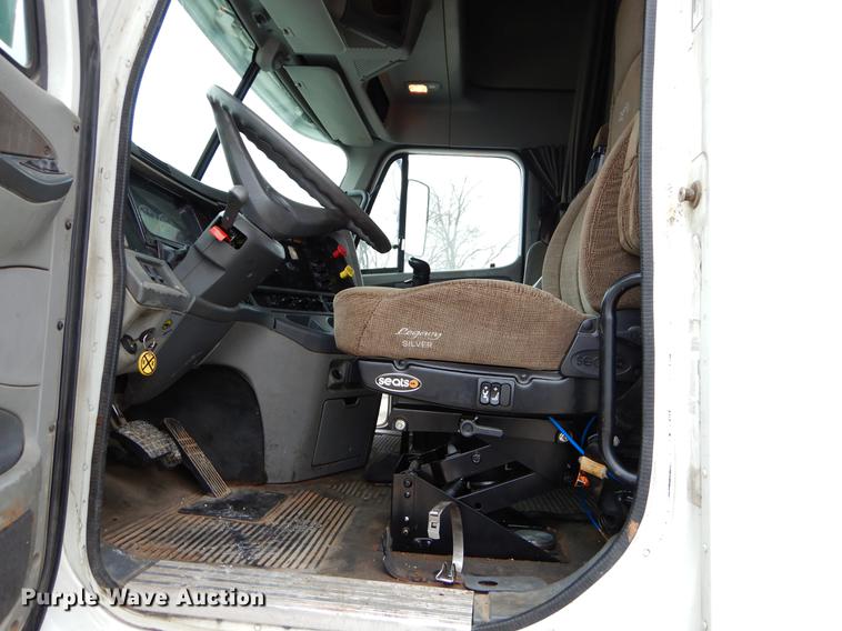 image for item EJ9918 2005 Freightliner Columbia semi truck