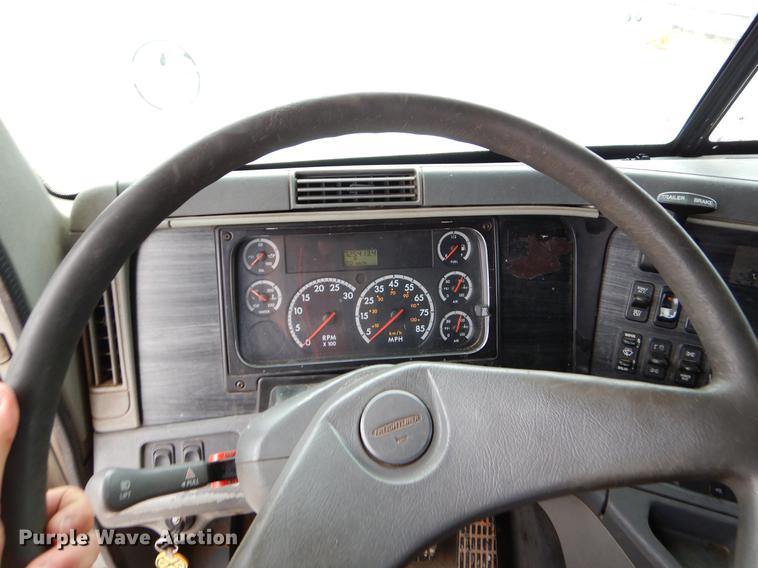 image for item EJ9918 2005 Freightliner Columbia semi truck