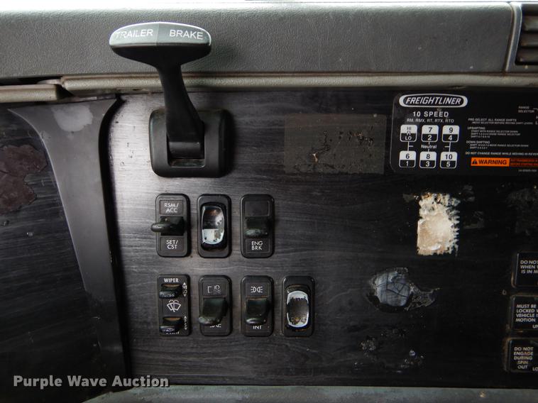 image for item EJ9918 2005 Freightliner Columbia semi truck