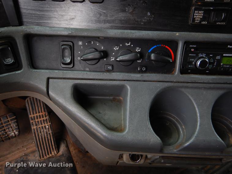 image for item EJ9918 2005 Freightliner Columbia semi truck