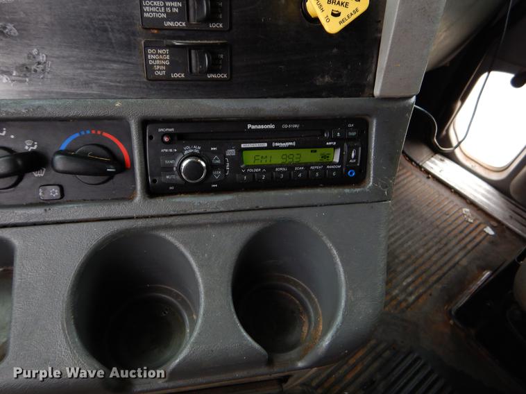 image for item EJ9918 2005 Freightliner Columbia semi truck