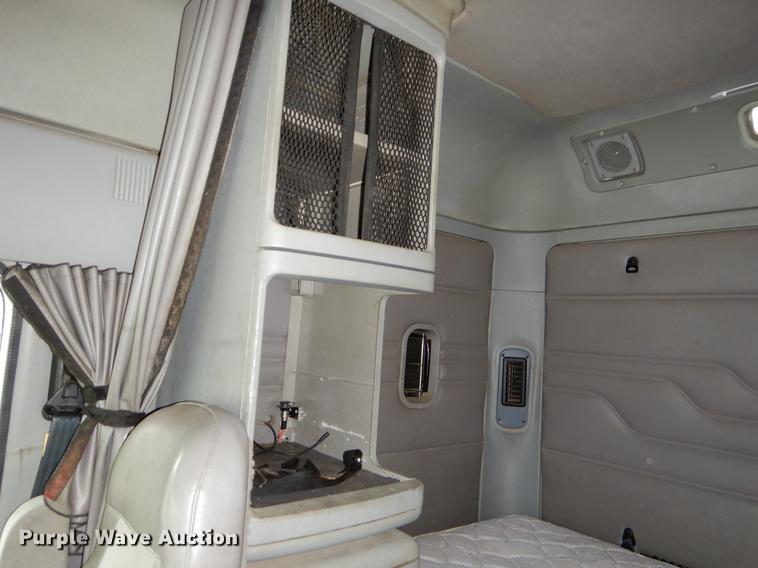 image for item EJ9918 2005 Freightliner Columbia semi truck