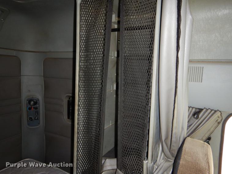 image for item EJ9918 2005 Freightliner Columbia semi truck