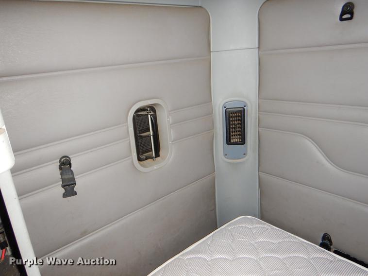 image for item EJ9918 2005 Freightliner Columbia semi truck