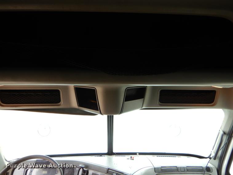 image for item EJ9918 2005 Freightliner Columbia semi truck