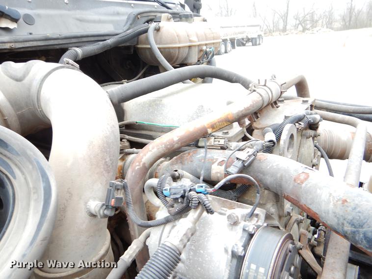 image for item EJ9918 2005 Freightliner Columbia semi truck