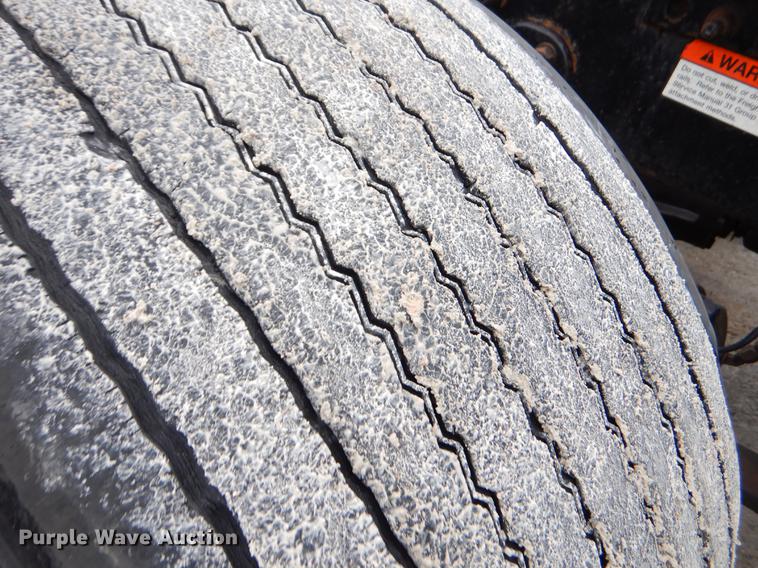 image for item EJ9918 2005 Freightliner Columbia semi truck