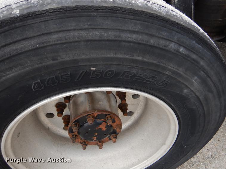 image for item EJ9918 2005 Freightliner Columbia semi truck