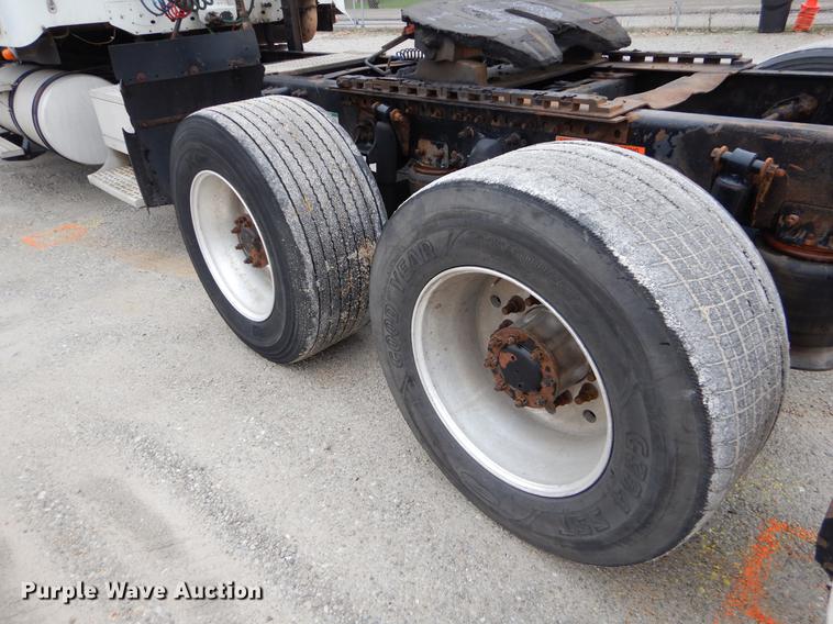 image for item EJ9918 2005 Freightliner Columbia semi truck