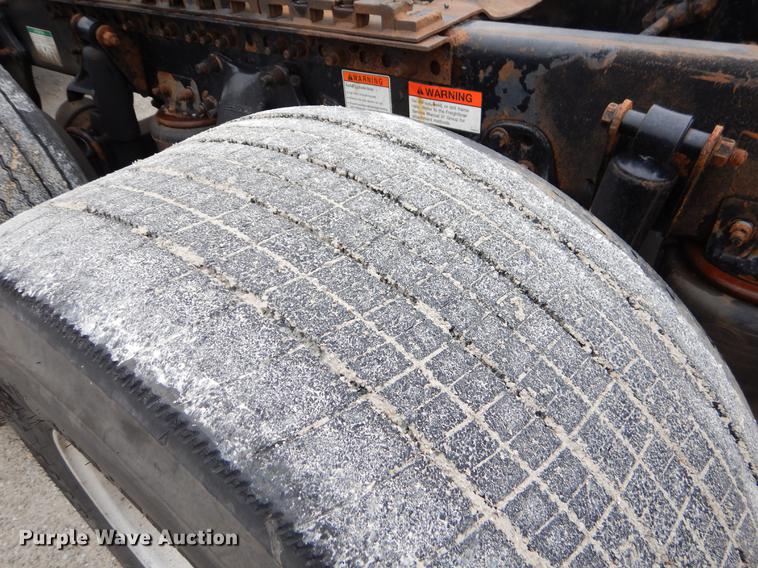 image for item EJ9918 2005 Freightliner Columbia semi truck