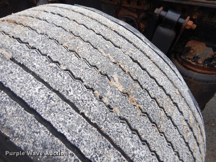 image for item EJ9918 2005 Freightliner Columbia semi truck