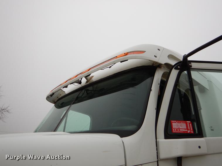 image for item EJ9918 2005 Freightliner Columbia semi truck