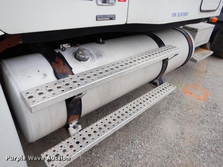 image for item EJ9918 2005 Freightliner Columbia semi truck