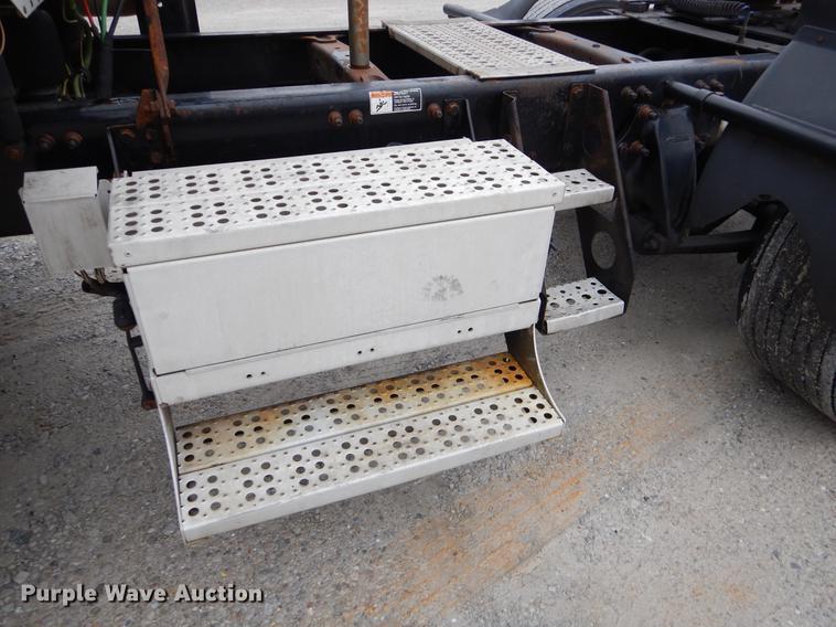 image for item EJ9918 2005 Freightliner Columbia semi truck