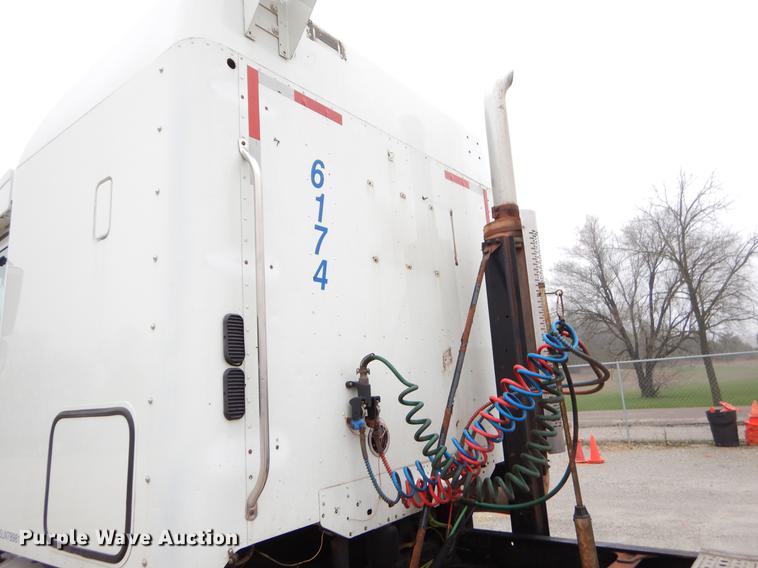 image for item EJ9918 2005 Freightliner Columbia semi truck
