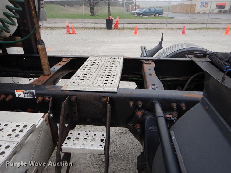 image for item EJ9918 2005 Freightliner Columbia semi truck