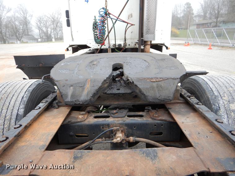 image for item EJ9918 2005 Freightliner Columbia semi truck