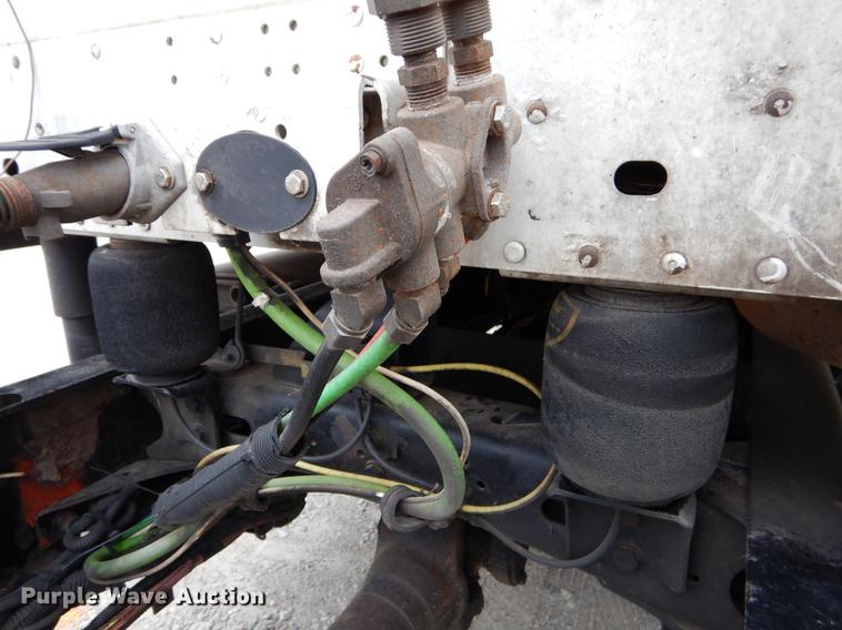 image for item EJ9918 2005 Freightliner Columbia semi truck