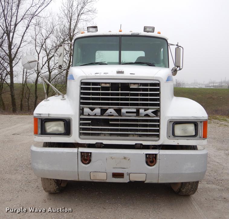 image for item EJ9919 1996 Mack CH613 semi truck