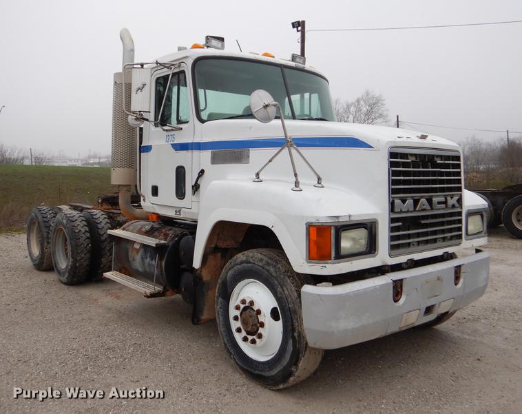 image for item EJ9919 1996 Mack CH613 semi truck