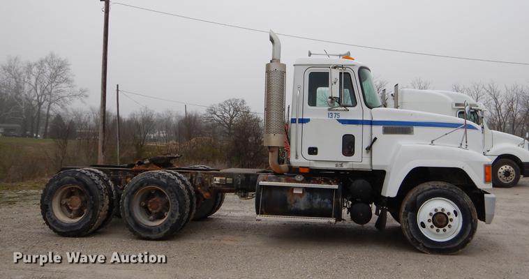 image for item EJ9919 1996 Mack CH613 semi truck