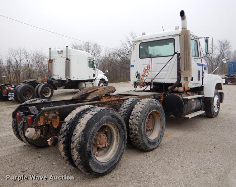 image for item EJ9919 1996 Mack CH613 semi truck