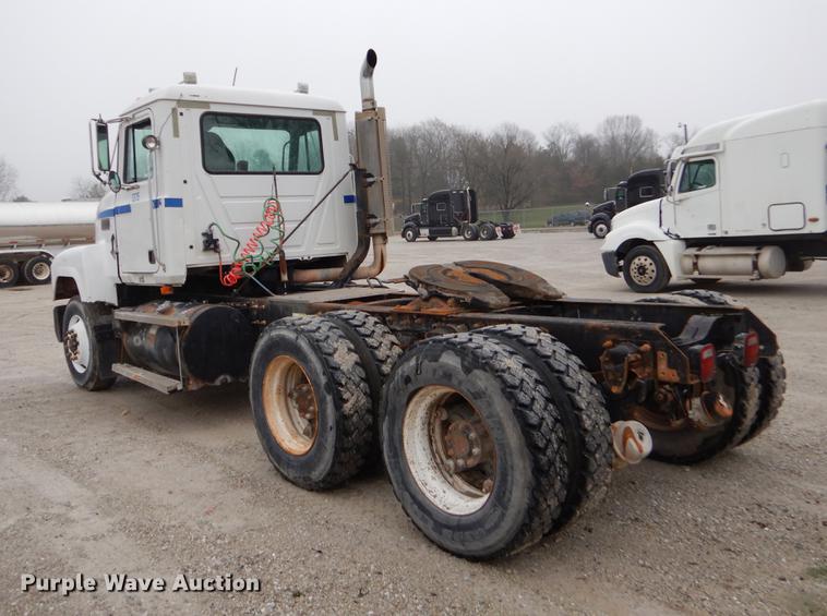 image for item EJ9919 1996 Mack CH613 semi truck